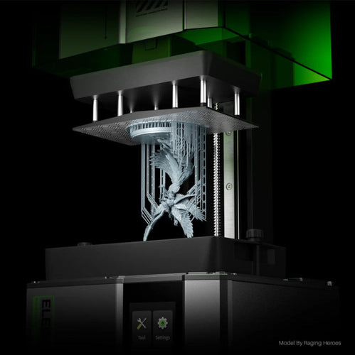 Impresora resina 3D ELEGOO Mars 5 con pieza recien impresa en la plataforma - Mr Resin