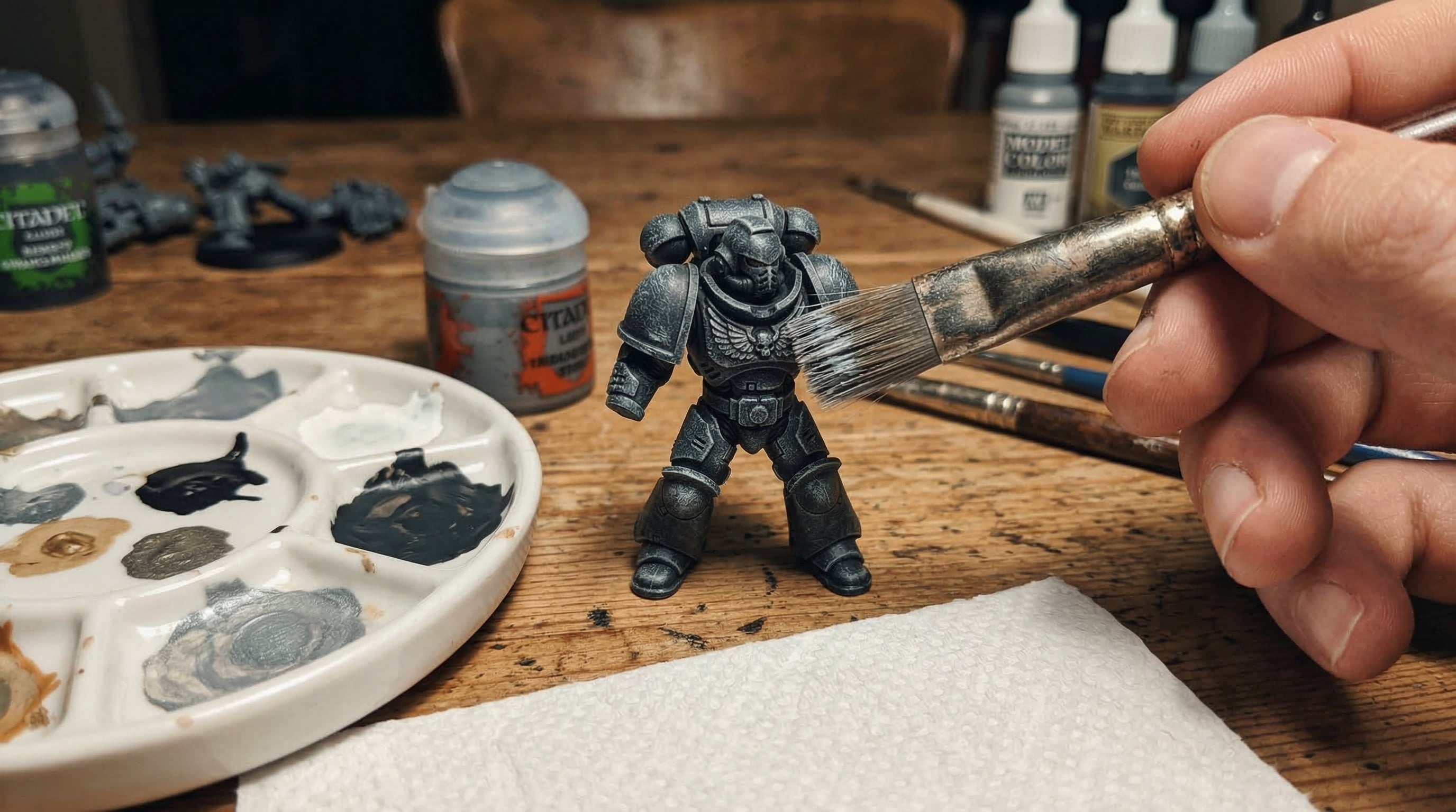 un space marine imprimado en negro con dry brush gris