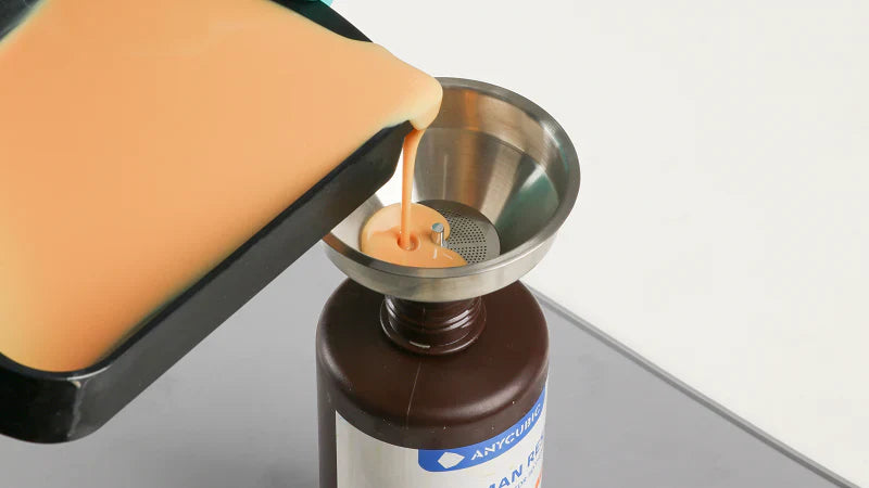 VAT de resina sendo esvaziado em garrafa para armazenamento correto - Mr Resin