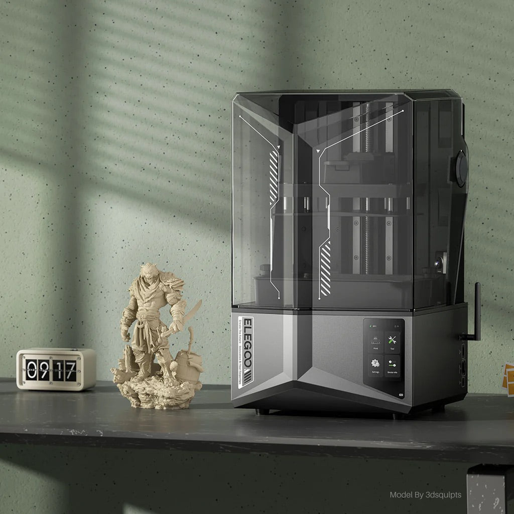 Impresora resina 3D ELEGOO Saturn 4 Ultra con una figura impresa en HD beige - en uso - Mr Resin