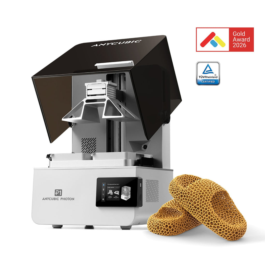 Anycubic Photon P1, impresora 3D de resina con tapa abierta y piezas impresas