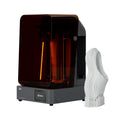 HeyGears Reflex 2 Pro impresora 3D de resina junto a una pieza impresa de celosía blanca