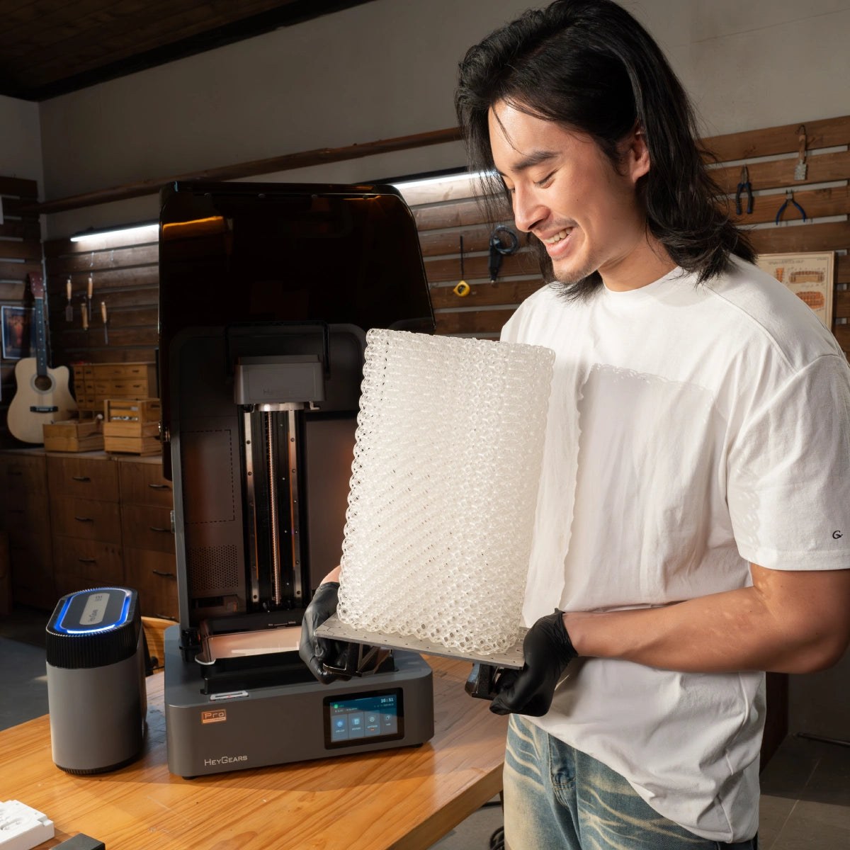 Usuario con una pieza grande de celosía impresa en la HeyGears Reflex 2 Pro