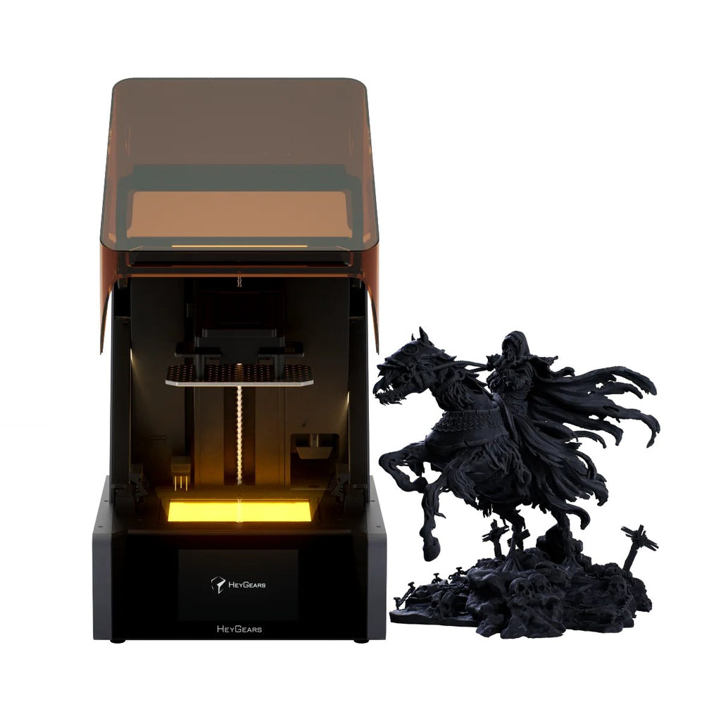 Figura detallada impresa en resina negra junto a la HeyGears Reflex Turbo