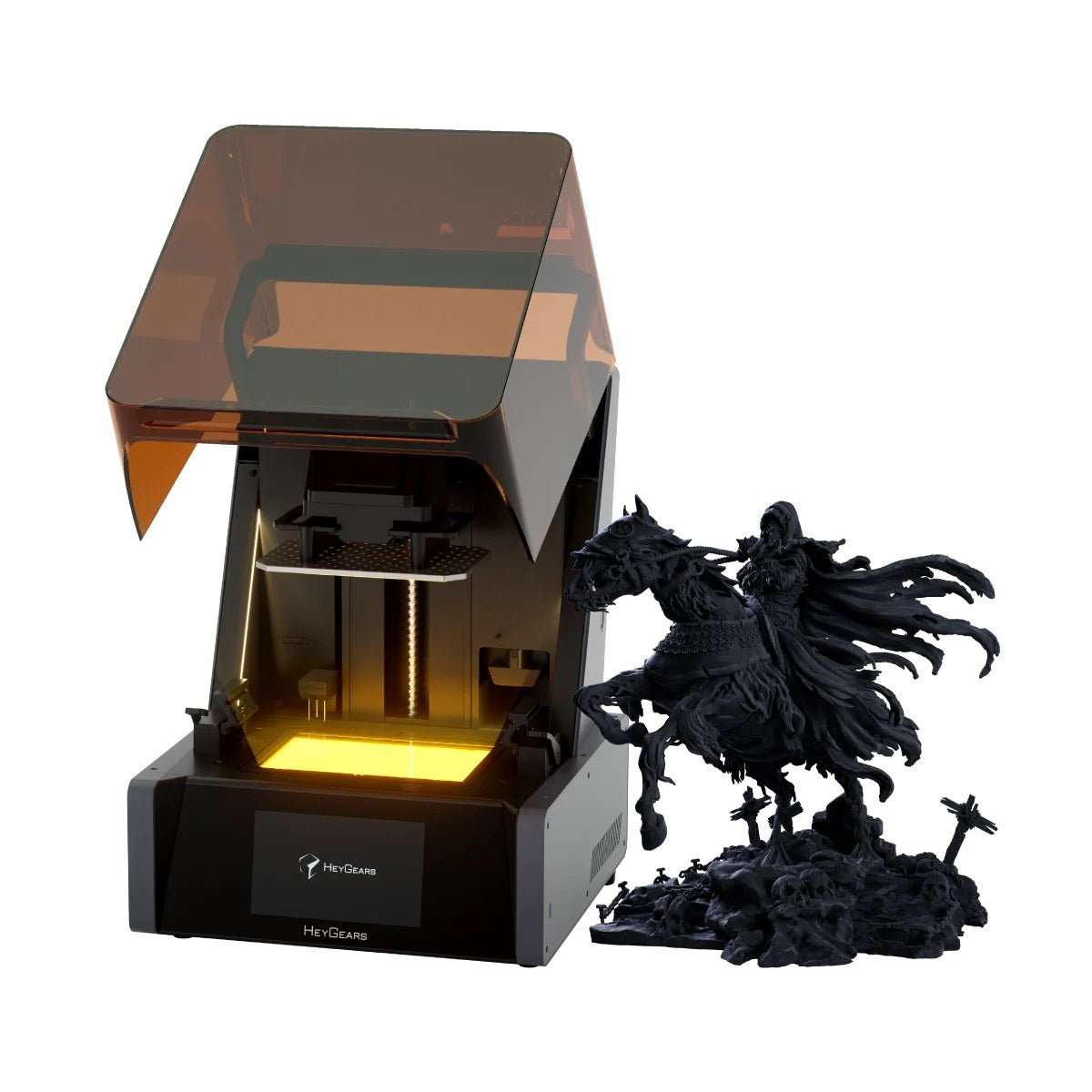 HeyGears Reflex Turbo impresora 3D de resina con la tapa abierta junto a una figura impresa en negro
