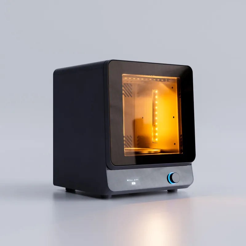 UltraCraft Cure de HeyGears con la luz UV encendida y el mando giratorio