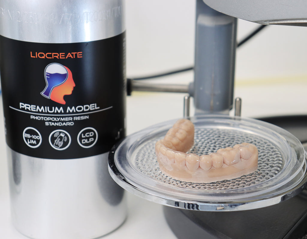 Modelo dental impreso con resina 3D Liqcreate Premium Model en una termoformadora de alineadores