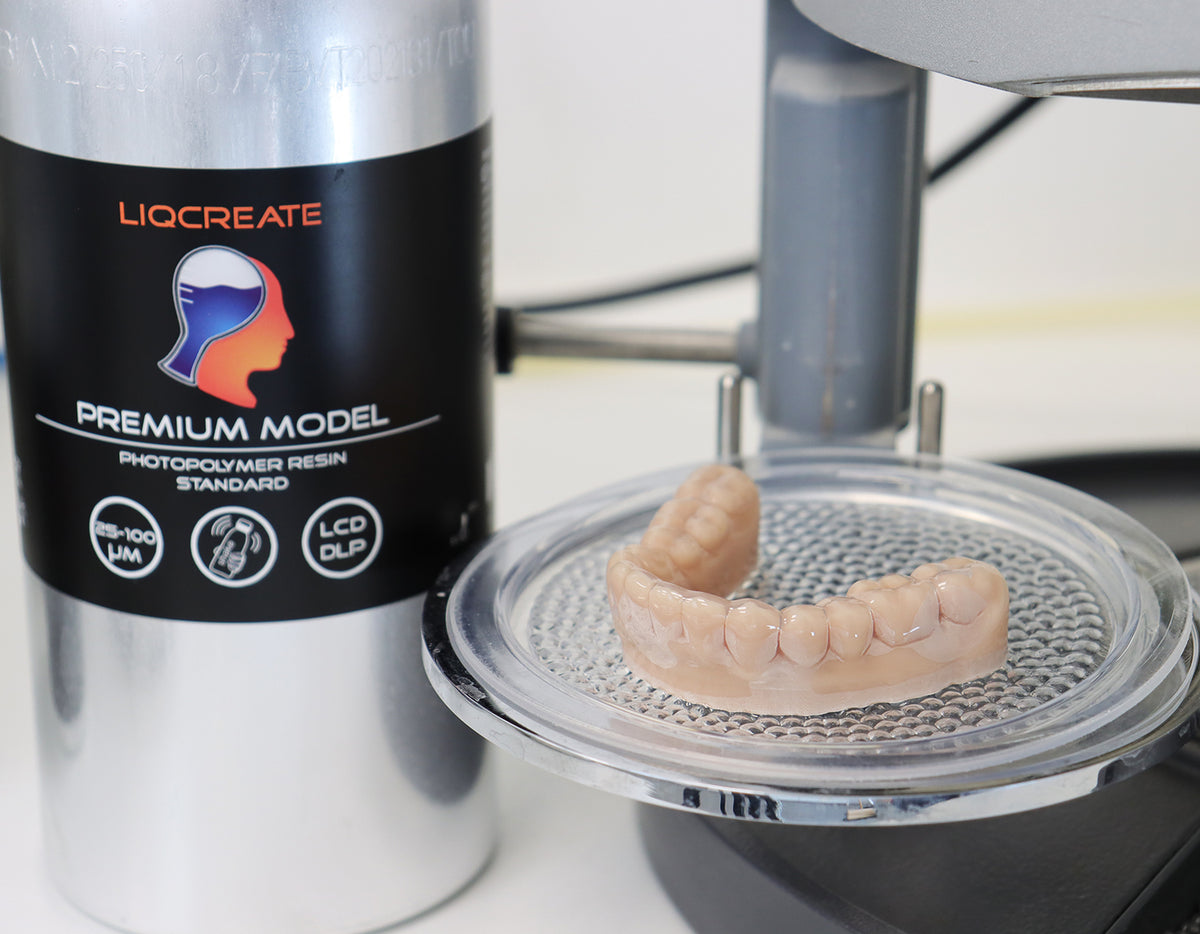 Modelo dental impreso con resina 3D Liqcreate Premium Model en una termoformadora de alineadores