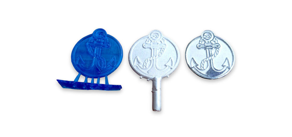 Colgante impreso en Liqcreate Wax Castable junto a la pieza colada en metal