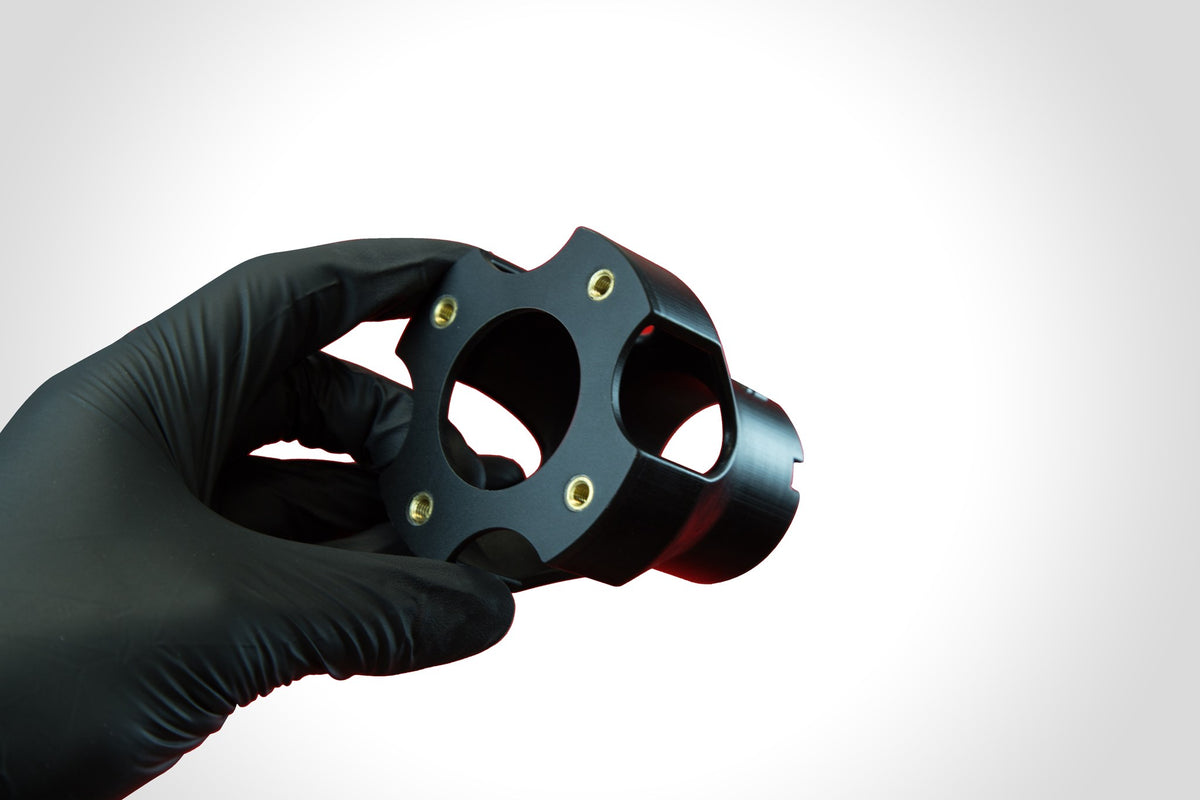 Pieza mecánica con insertos roscados impresa con la resina 3D Loctite 3D 3843 negra