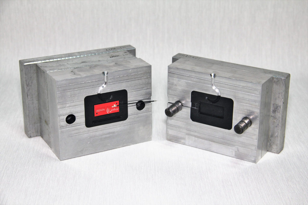 Inserto de molde impreso con la resina 3D Loctite 3D IND147 montado en un molde de aluminio