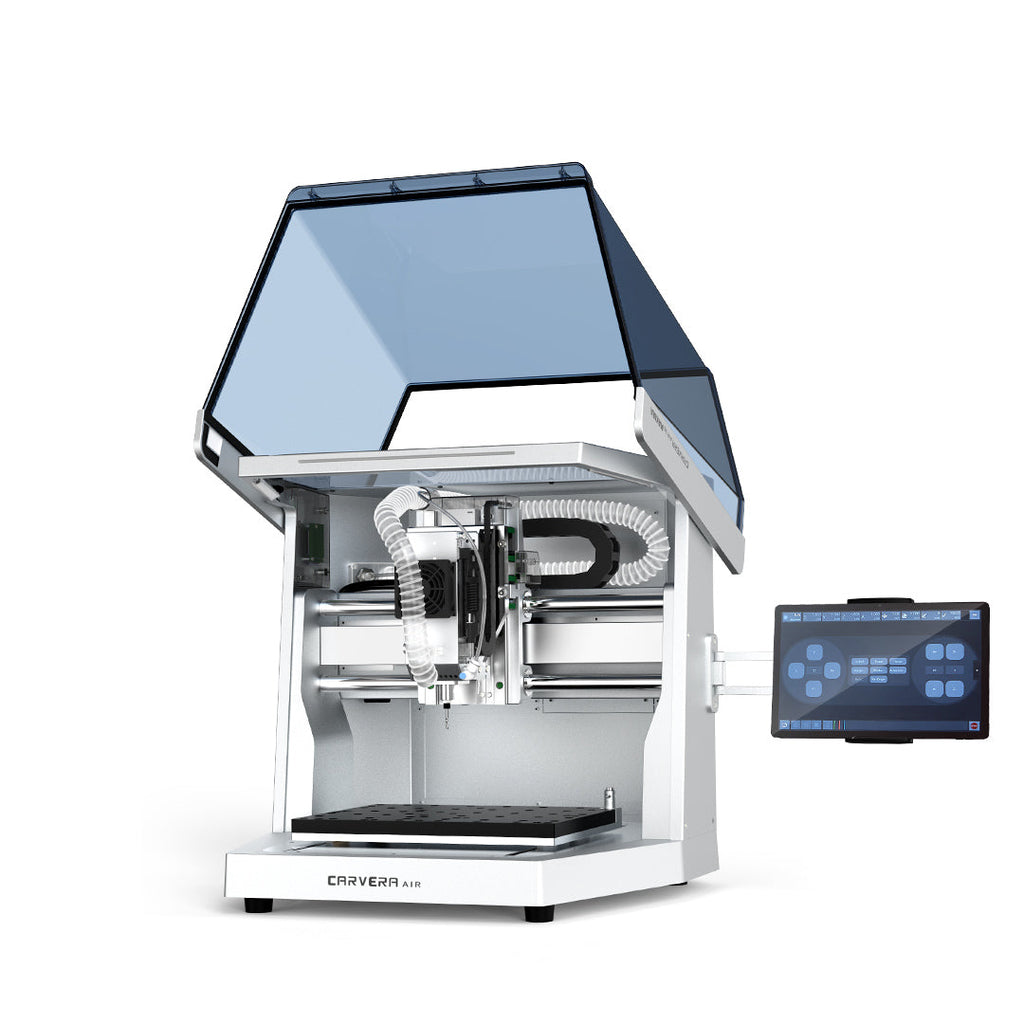 Fresadora CNC Makera Carvera Air con la tapa abierta, husillo, mesa de trabajo y control desde tablet