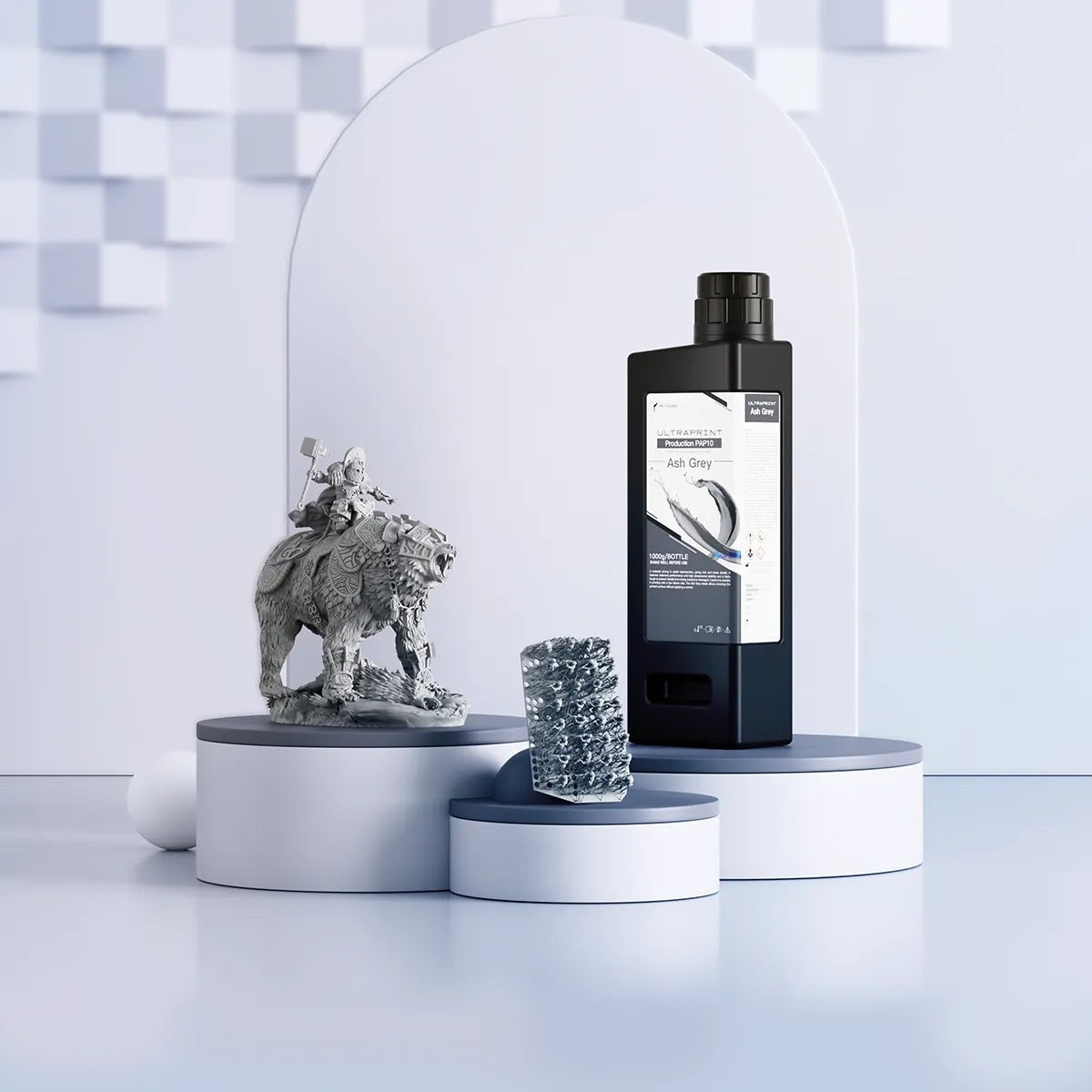 Miniaturas de alto detalle impresas con resina HeyGears PAP10 gris ceniza junto a la botella